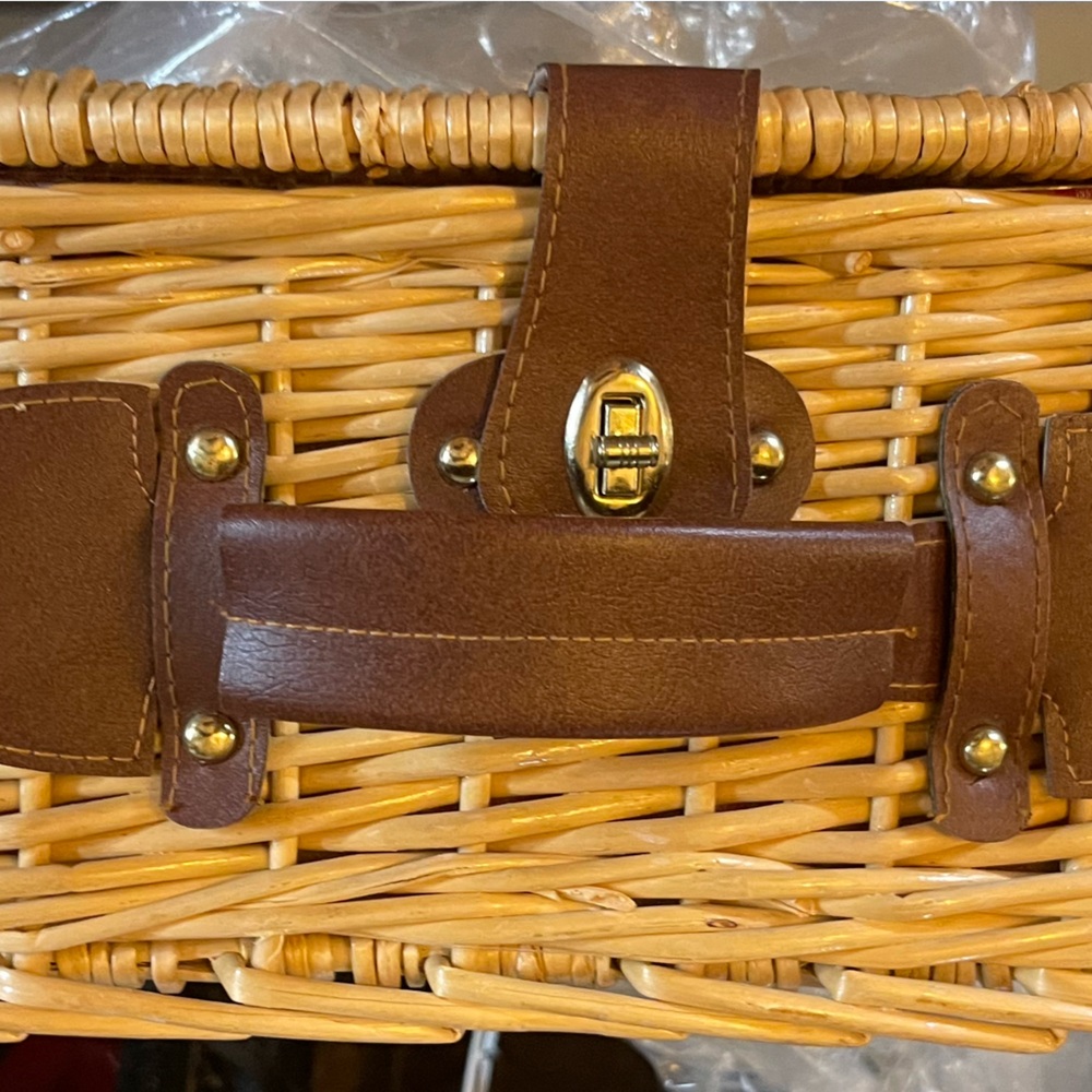Wicker Picnic basket with 4 person serving set.